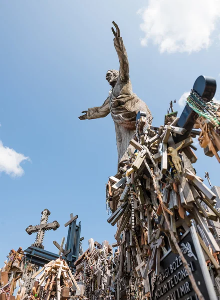 SIAULIAI, LITHUANIA - JUL 12, 2015: The Hill of Crosses (Kryziu — Stock Photo, Image