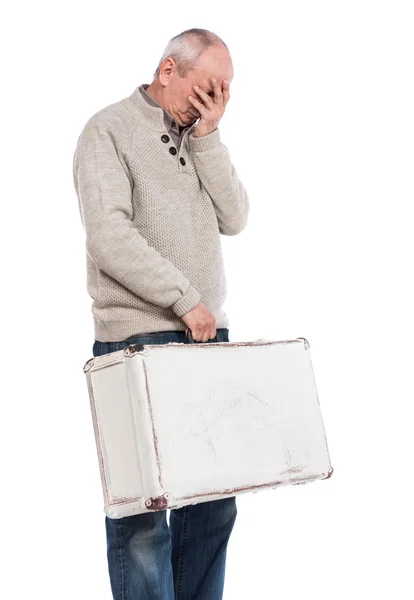 年配の男性が白いスーツケースを運ぶ — ストック写真