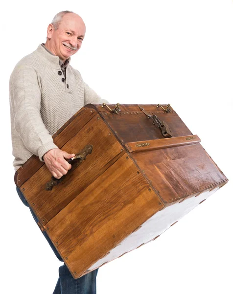 Senior man carries a heavy box — Stock Photo, Image