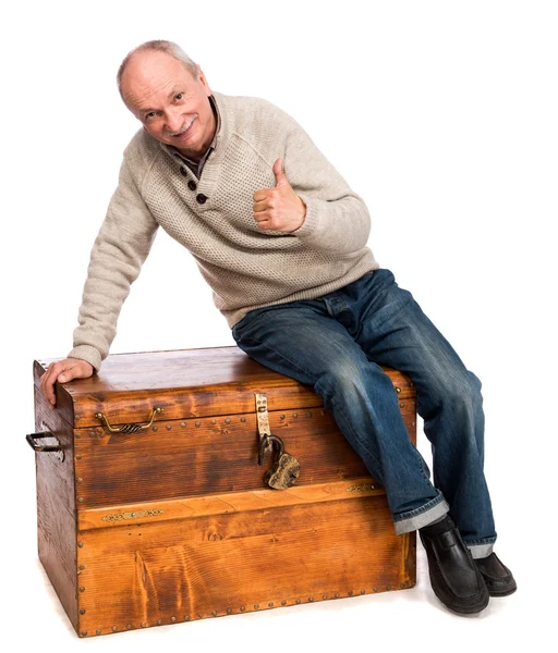 Homem sênior carrega uma caixa pesada — Fotografia de Stock