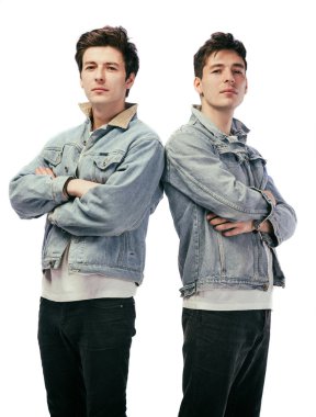 iki yakışıklı delikanlı 