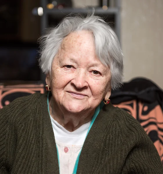 Mujer vieja sonriente — Foto de Stock