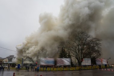 Ateş ve güçlü duman