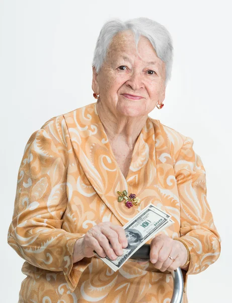 Sorrindo velha segurando dinheiro — Fotografia de Stock