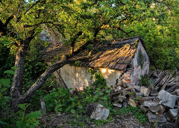 Very old small hut — Stock Photo, Image