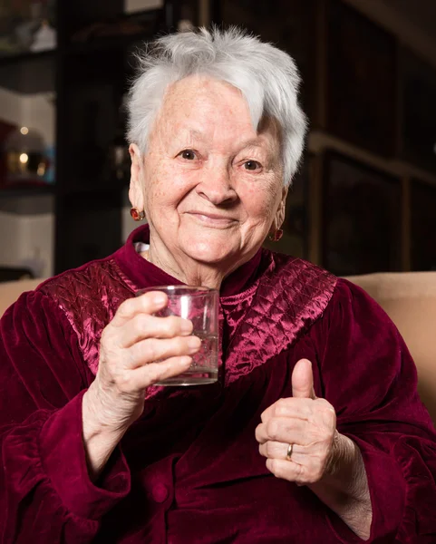 Frau hält Glas Wasser in der Hand — Stockfoto