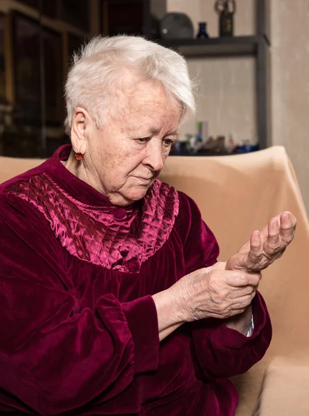 Oude vrouw haar pols meten — Stockfoto