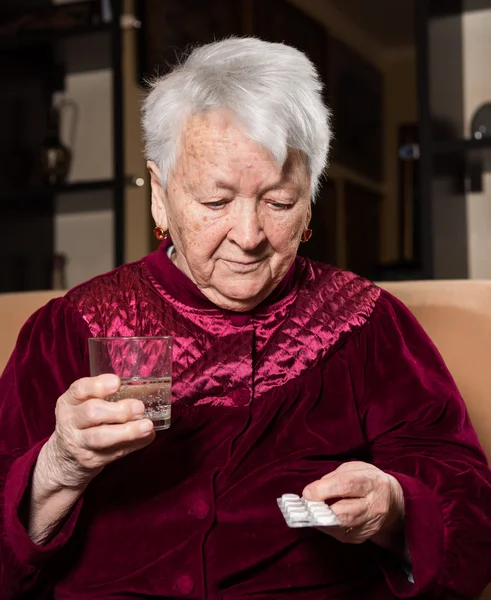 Mujer mayor con pastillas —  Fotos de Stock