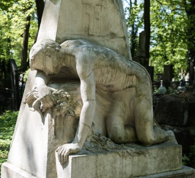 mezarı üzerinde eski heykel