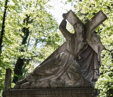 mezarı üzerinde eski heykel