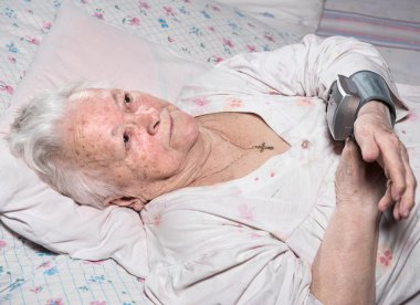 yaşlı kadın tedbirler arteriyel basınç