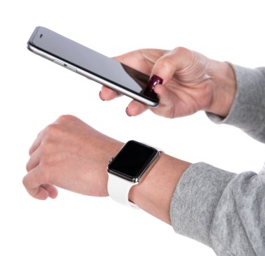 bir akıllı telefon kullanan el