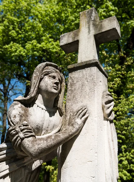 Régi szobor, a sírban — Stock Fotó