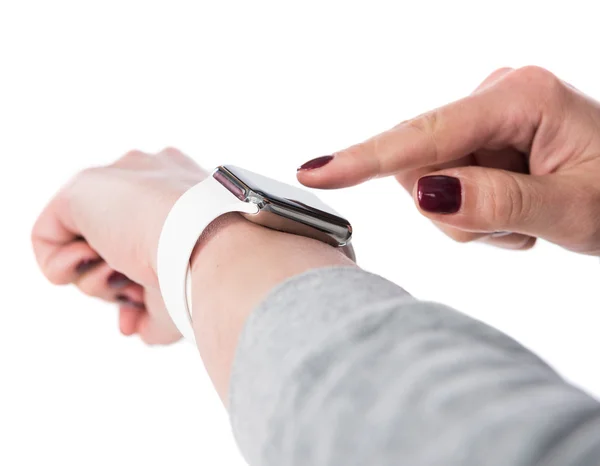 Mujer usando reloj inteligente —  Fotos de Stock