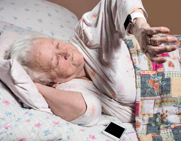 Old woman with smartwatch — Stock Photo, Image