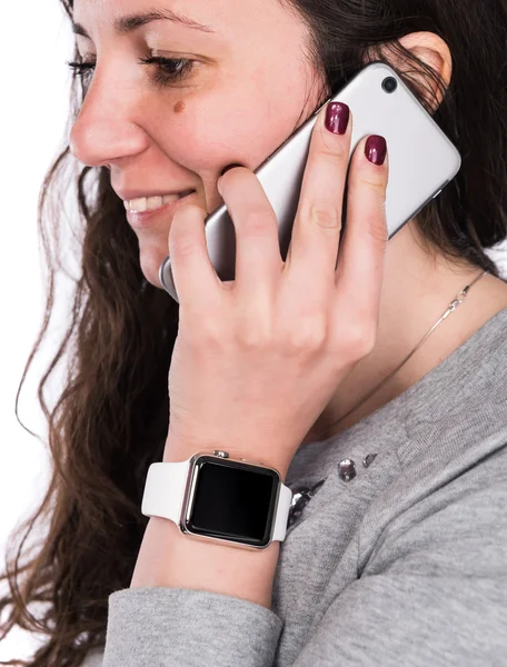 Mulher feliz falando no telefone inteligente — Fotografia de Stock