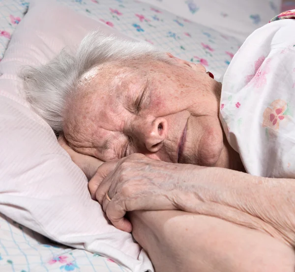 Oude zieke vrouw — Stockfoto
