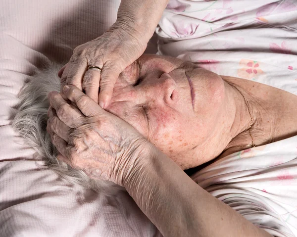 Mujer vieja enferma —  Fotos de Stock