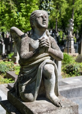 mezarı üzerinde eski heykel