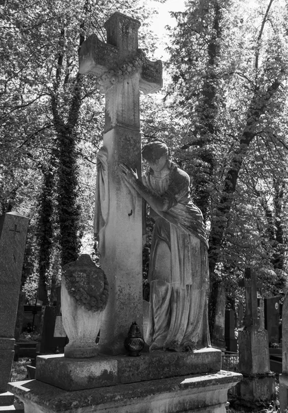 Estátua velha na sepultura — Fotografia de Stock