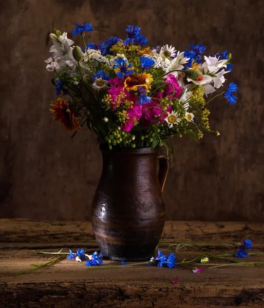 Flores silvestres brillantes en jarrón — Foto de Stock