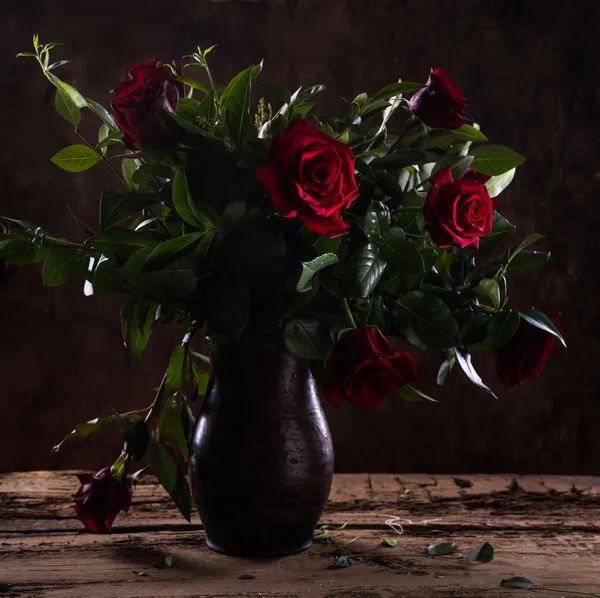 Hermosas rosas rojas en jarrón —  Fotos de Stock