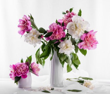 pembe ve beyaz peonies buket