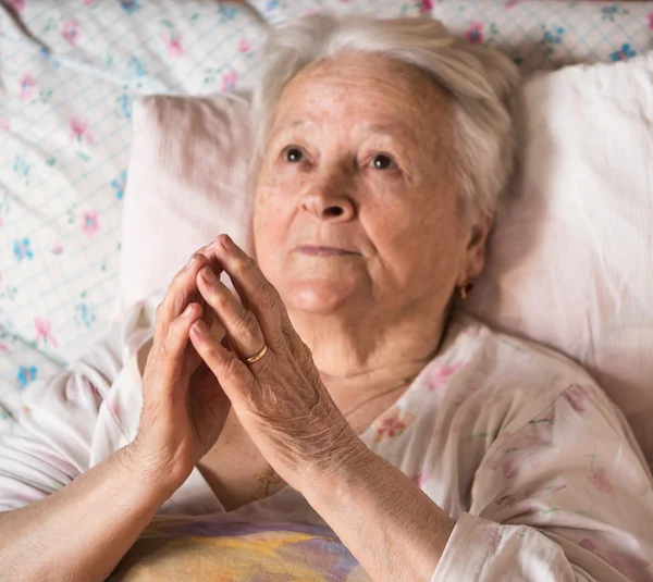 Old woman praying — Stock Photo, Image