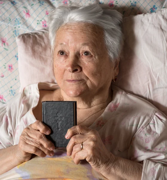 Old woman with Bible — Stock Photo, Image