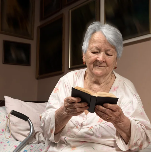 Vecchia donna che legge la Bibbia — Foto Stock