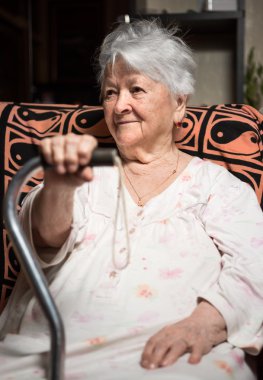 eski bir sopa ile oturan kadın