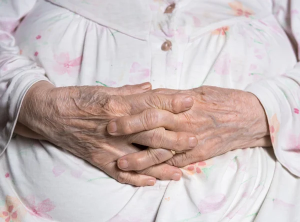 Viejas manos de mujeres — Foto de Stock