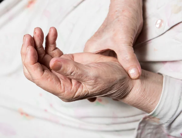 Anciana midiendo su pulso — Foto de Stock