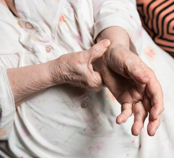 Anciana midiendo su pulso — Foto de Stock