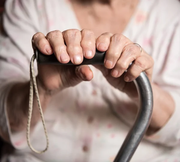Stara kobieta siedzi z trzciny cukrowej — Zdjęcie stockowe