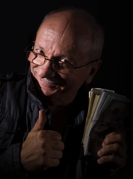 Sly senior mannen hålla dollarsedlar — Stockfoto
