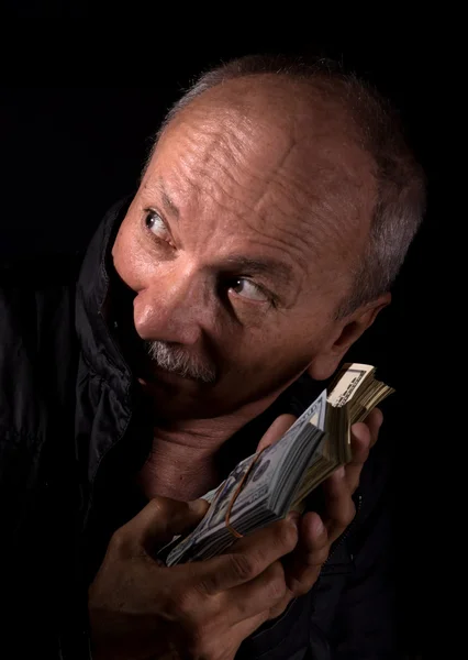 Sly senior homme tenant des billets en dollars — Photo