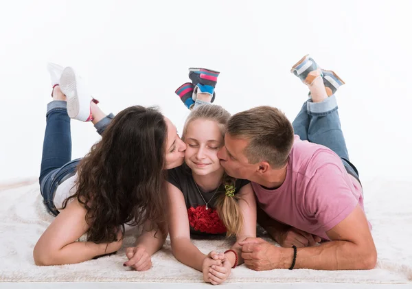 Famiglia felice posa su bianco — Foto Stock