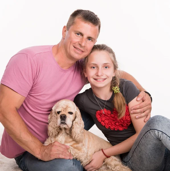 Jovem pai com sorridente filha e cão — Fotografia de Stock