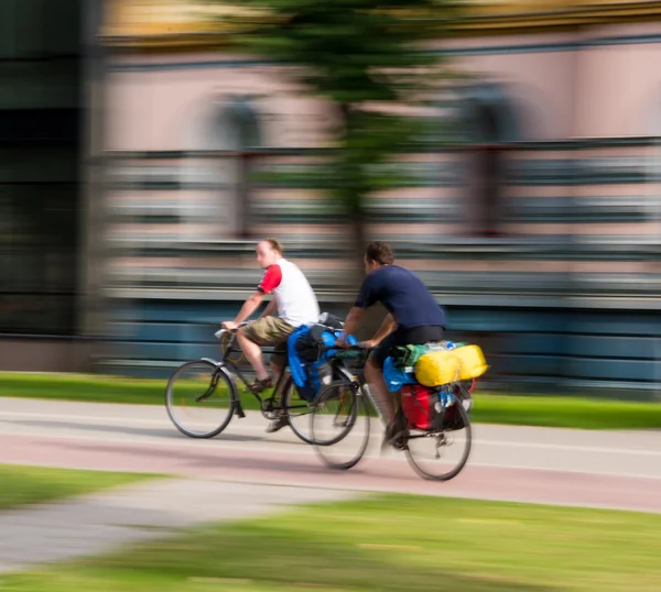 Rowerzyści na jezdni miasta — Zdjęcie stockowe