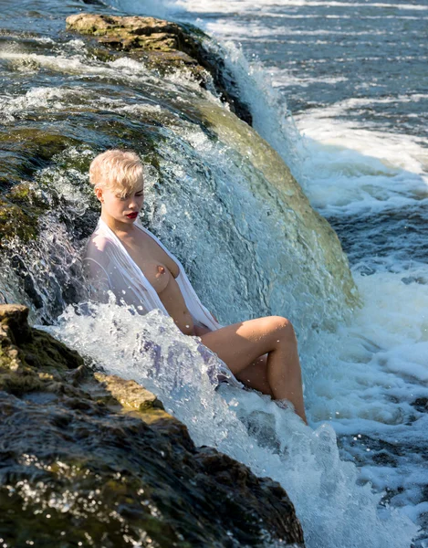 güzel genç çıplak kadın