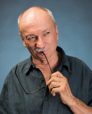gülümseyen yaşlı adam