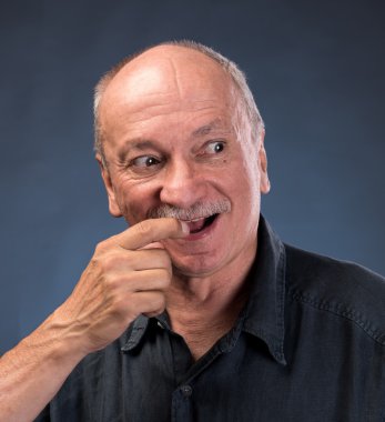 Kurnaz ihtiyar bir adamın gülümseyen