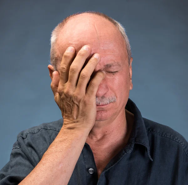 Homme âgé souffrant d'un mal de tête — Photo