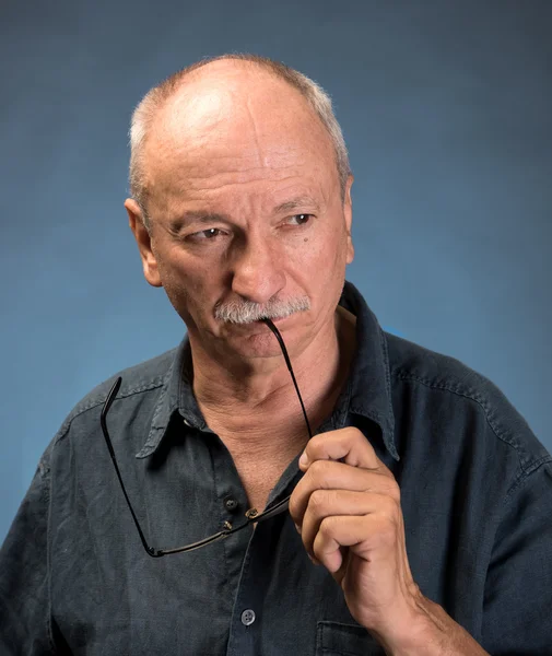 Seniorennachdenklicher Mann mit Brille — Stockfoto