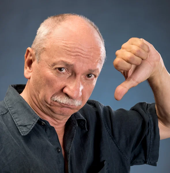 Doordachte senior man minteken weergeven — Stockfoto