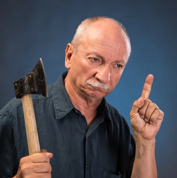 Irritado homem idoso com um machado — Fotografia de Stock