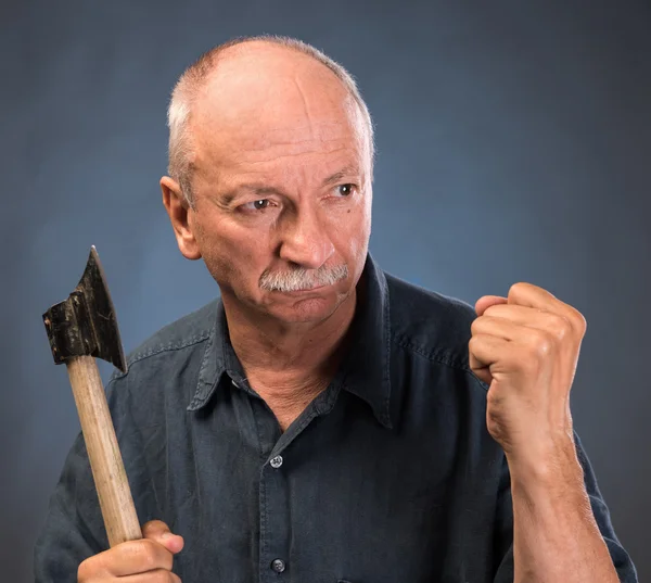 Hombre mayor enojado con un hacha — Foto de Stock