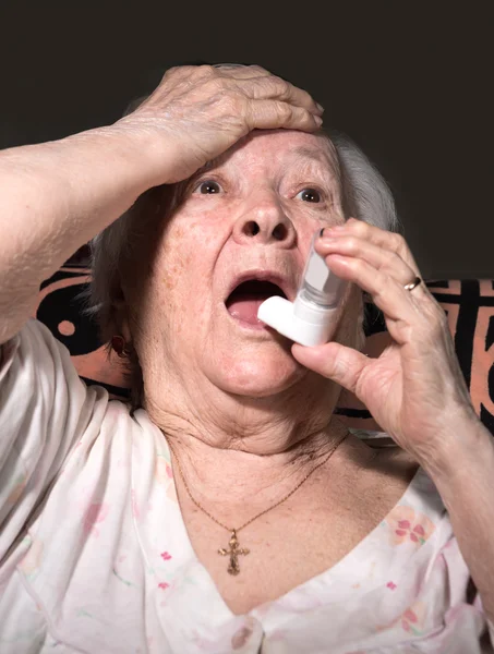 Mujer anciana enferma con inhalador de asma — Foto de Stock