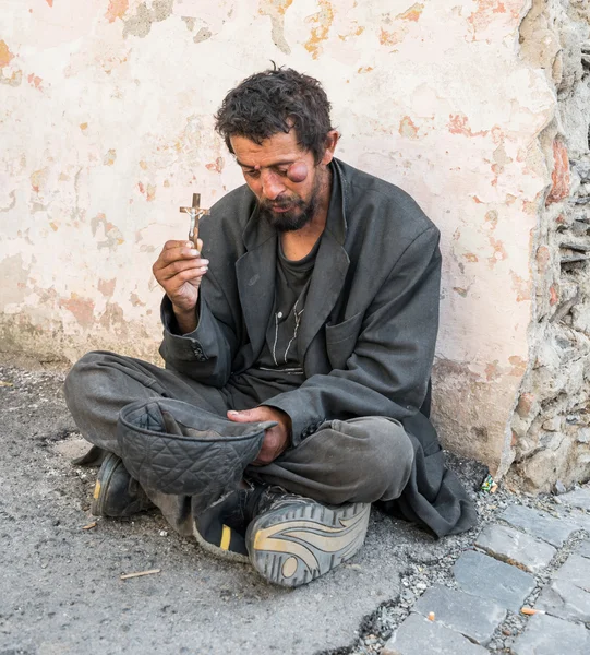 Безпритульний проходить біля брудні — стокове фото